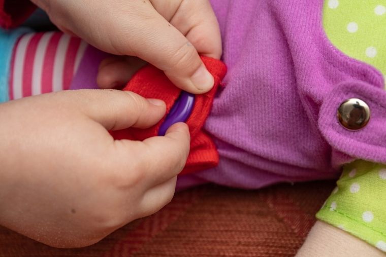 Askato, lalka szmaciana w fioletowej sukience