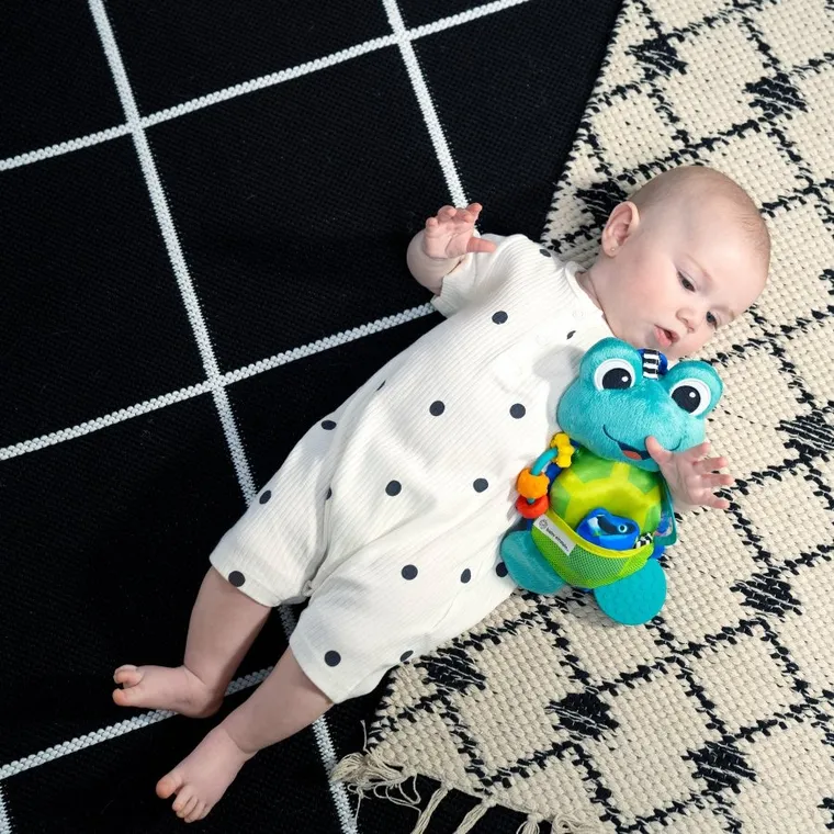 Baby Einstein, żółwik pluszowy sensoryczny do wózka z zaczepem
