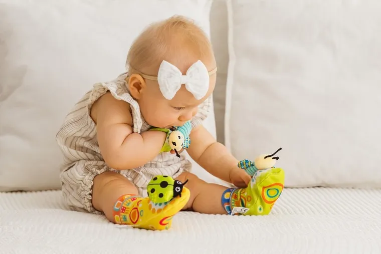 Balibazoo, Łąka, zestaw niemowlęcy: skarpetki i grzechotka na rączkę