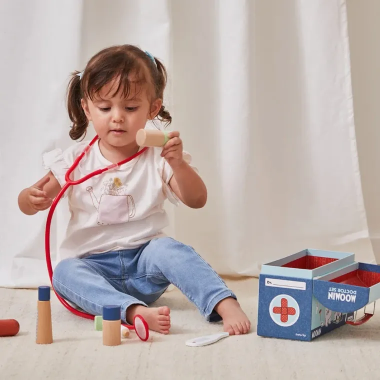 Barbo Toys, Doktor Muminków, drewniany zestaw małego lekarza w kuferku