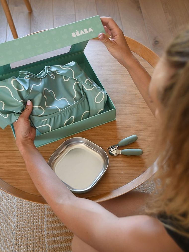 Beaba, First Meals 3w1, zestaw prezentowy: talerzyk + zestaw sztućców + śliniak, sage green