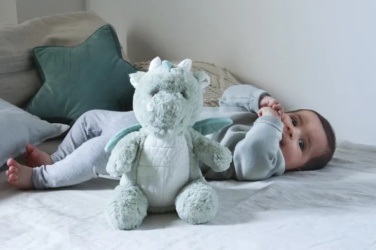 Cloud B, Love Light, Buddies Drake the Dragon, szumiąca maskotka z czujnikiem ruchu i muzyką