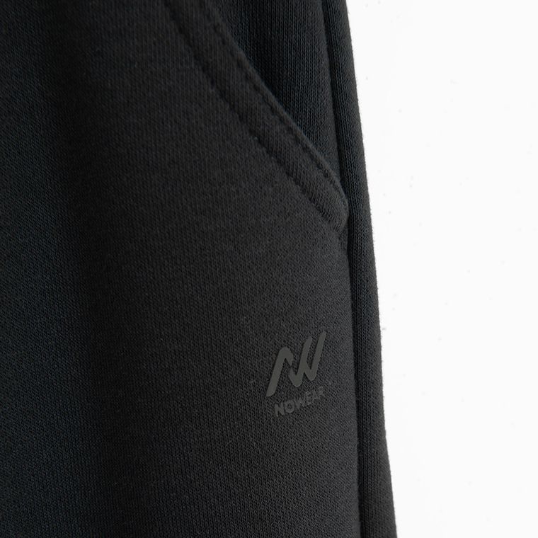 Czarne spodnie dresowe z szerokimi nogawkami NOWEAR