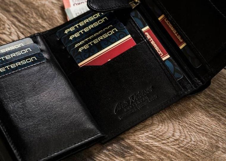 Czarny, pionowy portfel męski ze skóry naturalnej, Peterson