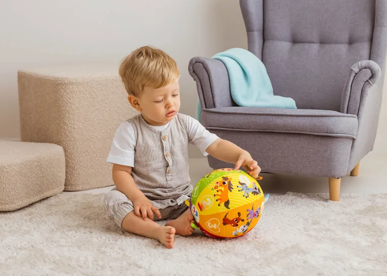 Dumel, piłka pełna dźwięków, zabawka interaktywna