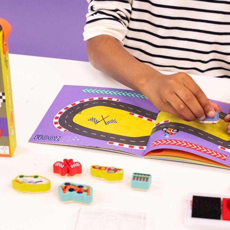 Floss & Rock, Samochody, zestaw kolorowych pieczątek i książeczka