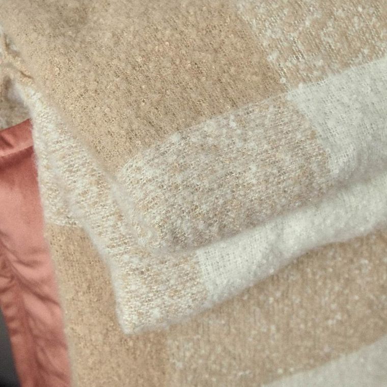 Homla, Allora, koc z przędzy, boucle ecru, 130-170 cm