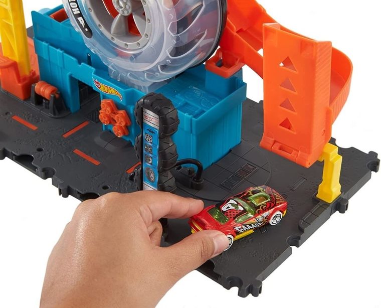 Hot Wheels City, Wyścigowy Warsztat Opon + 3 autka Hot Wheels GRATIS, zestaw promocyjny