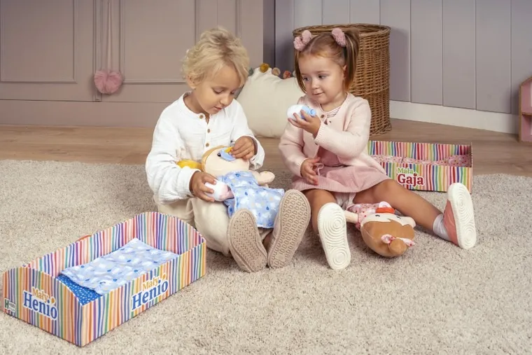 Huggy Luv, Gaja, lalka z 8 akcesoriami, interaktywna, miękka