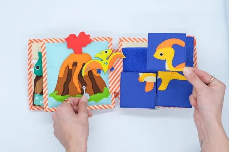 Jolly Designs. Dino. Książeczka sensoryczno-manipulacyjna