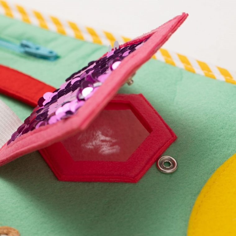 Jolly Designs. Kosmos. Tablica manipulacyjna. Książeczka sensoryczna