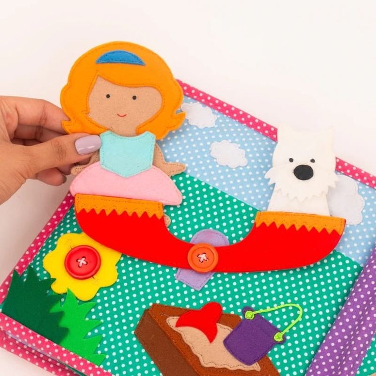 Jolly Designs. Księżniczka. Książeczka sensoryczno-manipulacyjna