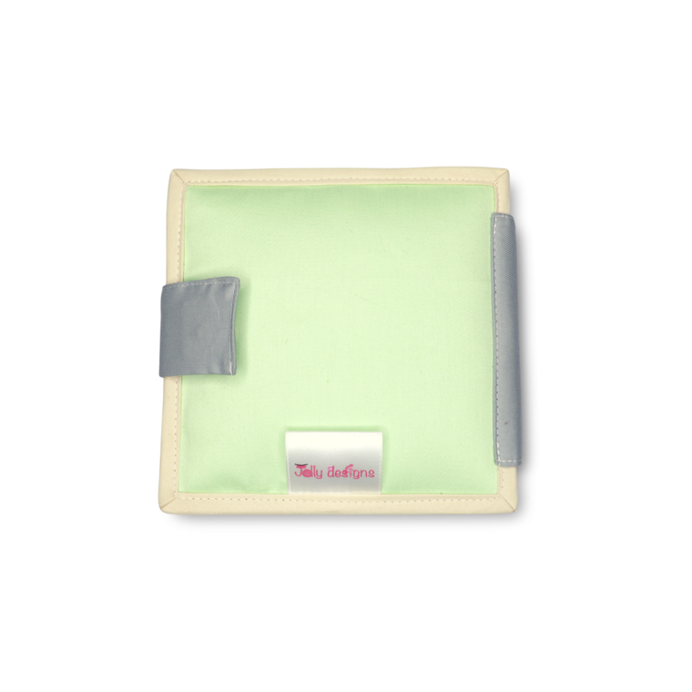 Jolly Designs. Owieczka. Książeczka sensoryczno-manipulacyjna