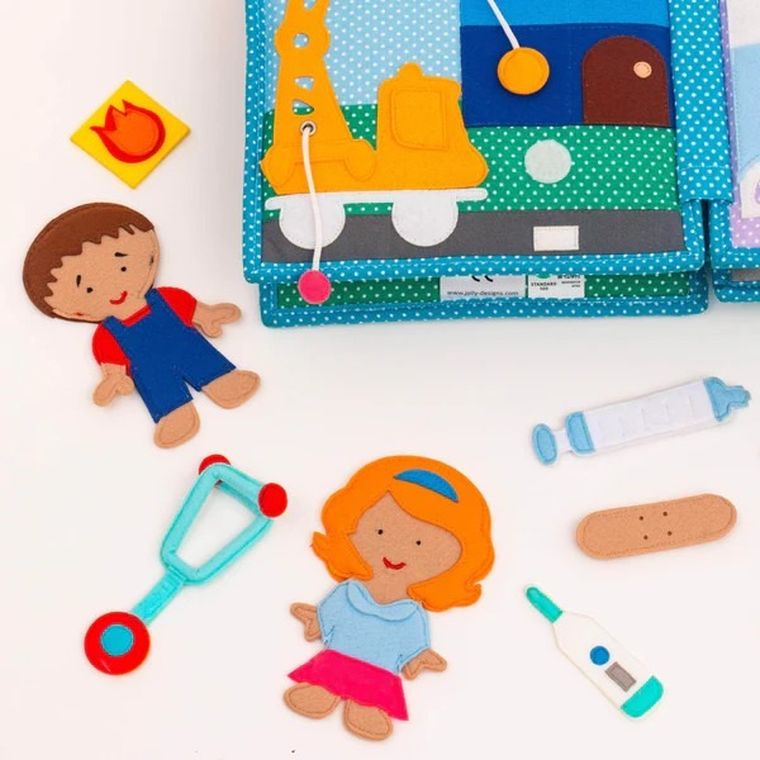 Jolly Designs. Zawody. Książeczka sensoryczno-manipulacyjna