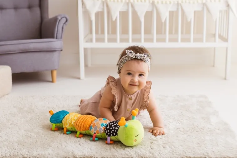 JollyBaby, Gąsienica Tomek z miarką, zabawka sensoryczna