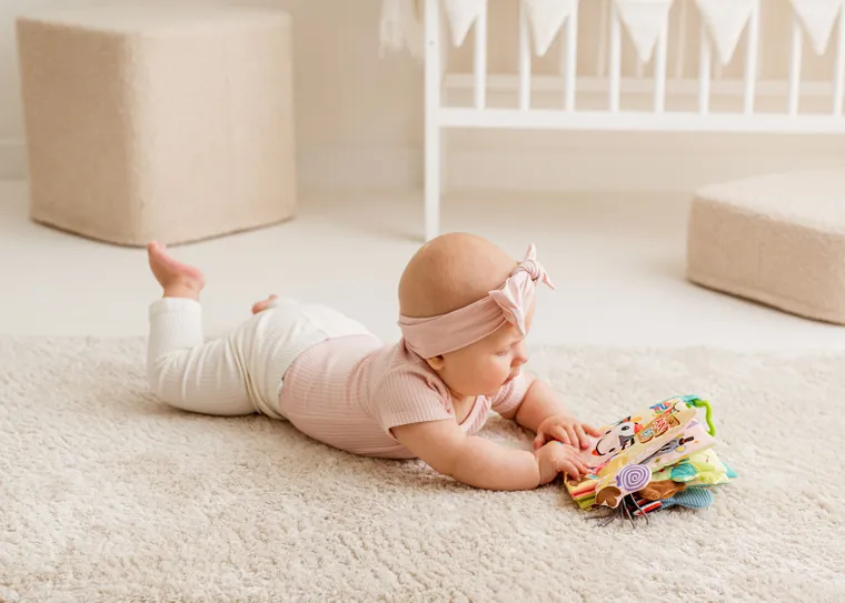 JollyBaby, Zwierzaki na urodzinach, miękka książeczka sensoryczna