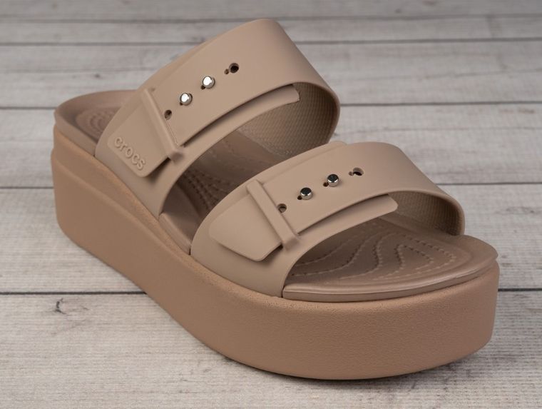 Klapki damskie, brązowe, Crocs Brooklyn Buckle Lowwdg