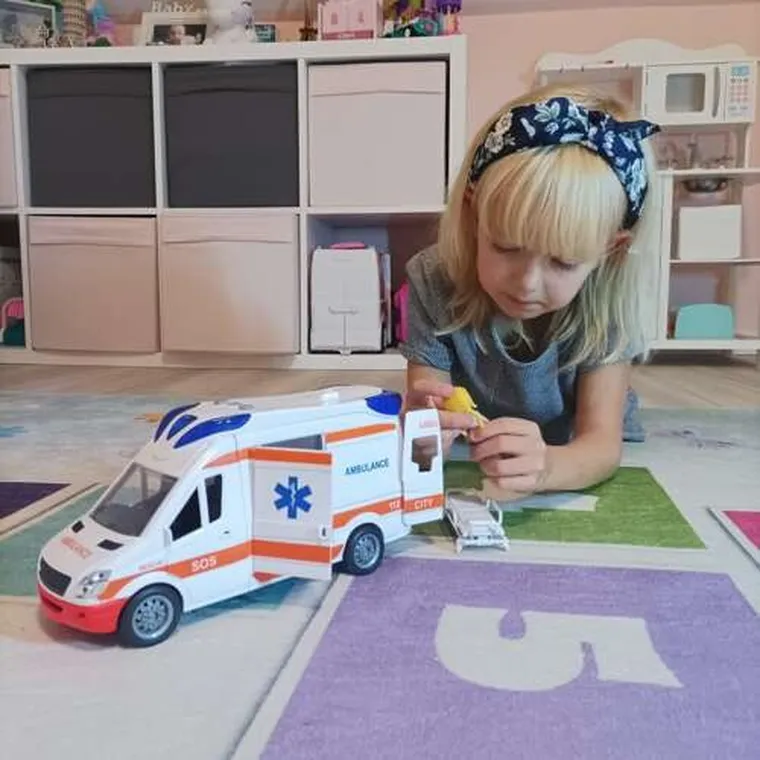 Kruzzel, karetka pogotowia, ambulans, pojazd interaktywny