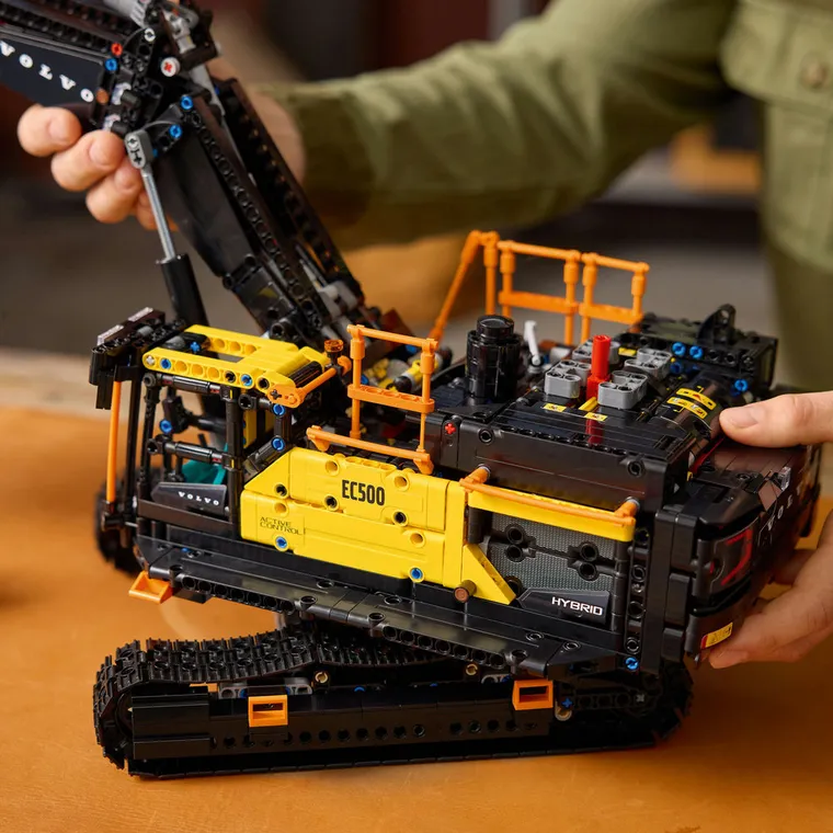 LEGO Technic, Koparka Volvo EC500 Hybrid, 42215