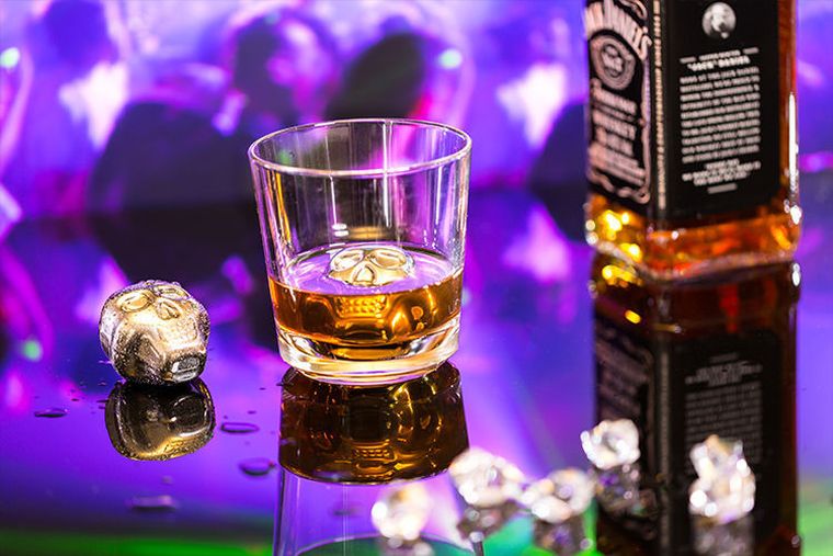 Metalowe kostki do drinków, czaszki