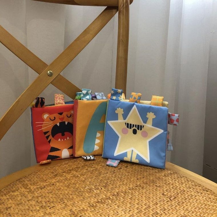 Miękka książeczka dwustronna do zawieszenia na wózku, foteliku, kształty