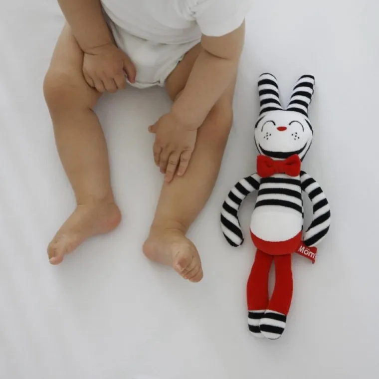 Mom's Care, hycuś, kontrastowa maskotka grzechotka, zabawka sensoryczna