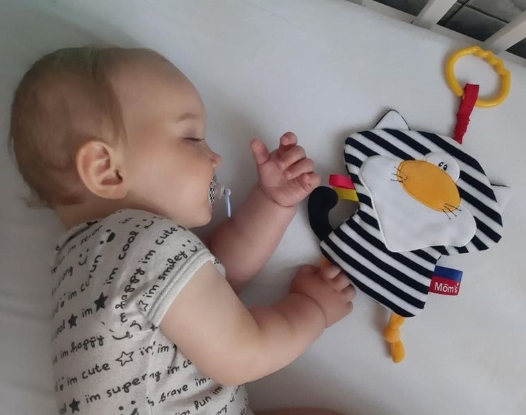 Mom's Care, kot pasiak, kontrastowa zabawka zawieszka sensoryczna