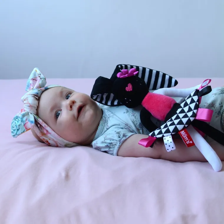 Mom's Care, króliczek, pierwsza maskotka, zabawka sensoryczna