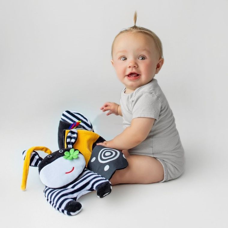 Mom's Care, krówka, książeczka do łóżeczka, zabawka sensoryczna