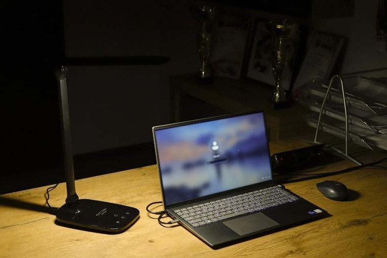 Montis, lampka biurkowa LED, MT042-BK, czarna, 230V + USB