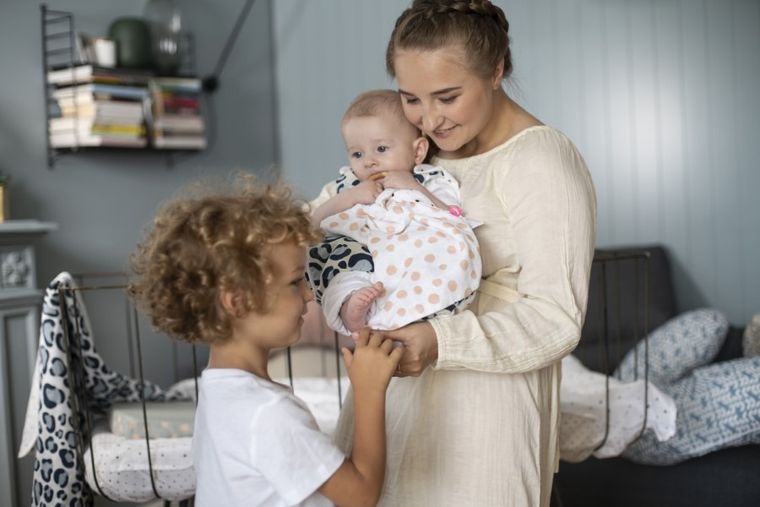 Motherhood, Classics Różowy 2023 gryzak z pieluszką przytulanką