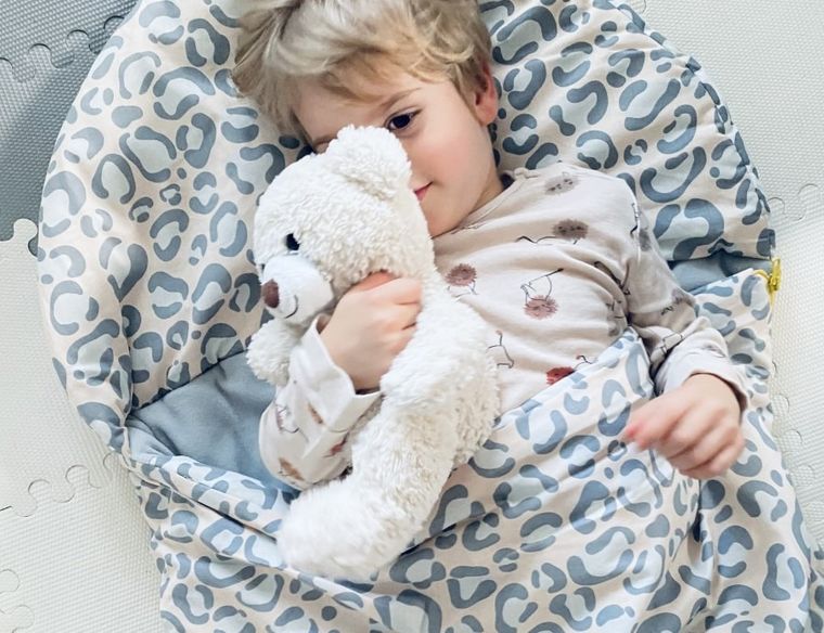 Motherhood, śpiworek przedszkolaka, puzzle szaro-różowe