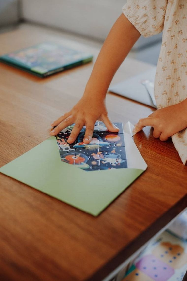 Mudpuppy, Kosmos, puzzle-kartka z życzeniami, 12 elementów