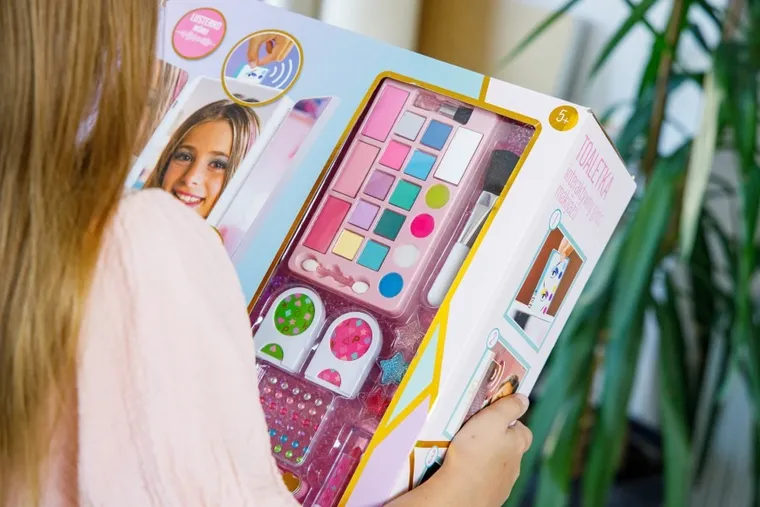 Pink It, interaktywna toaletka z akcesoriami do makijażu