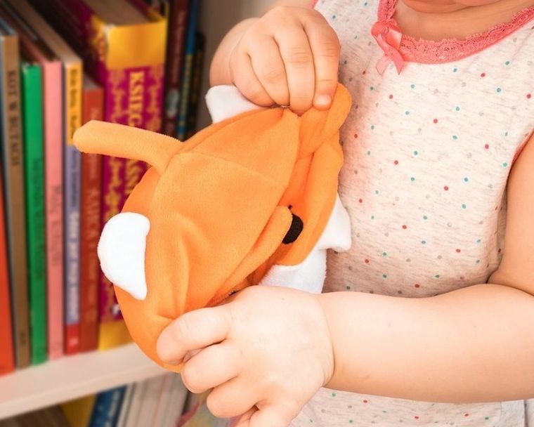 Pluszak przewrotek, piesek, pomarańczowy