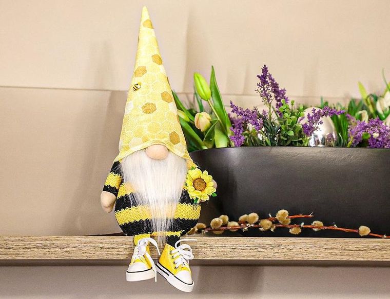 Saska Garden, dekoracja wiosenna, skrzat gnom, siedzący truteń w trampkach, 35+6 cm