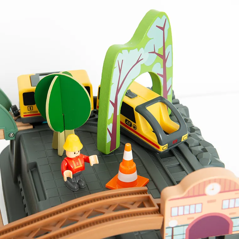 Smiki, drewniane tory z elektryczną kolejką i pojemnikiem