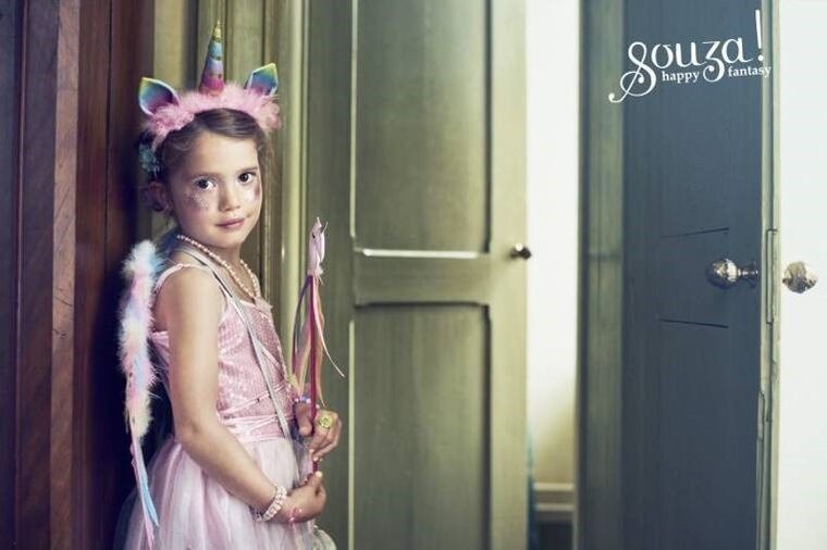 Souza! skrzydła z tęczowych piór i opaska jednorożca