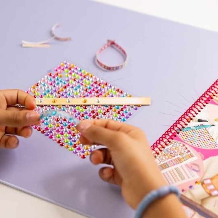 Top Model, Bling Bling, kolorowanka z zestawem do robienia biżuterii