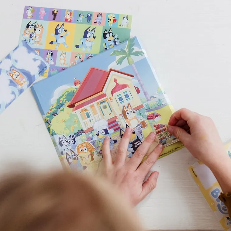 Totum, Bluey, zestaw naklejek z tłem