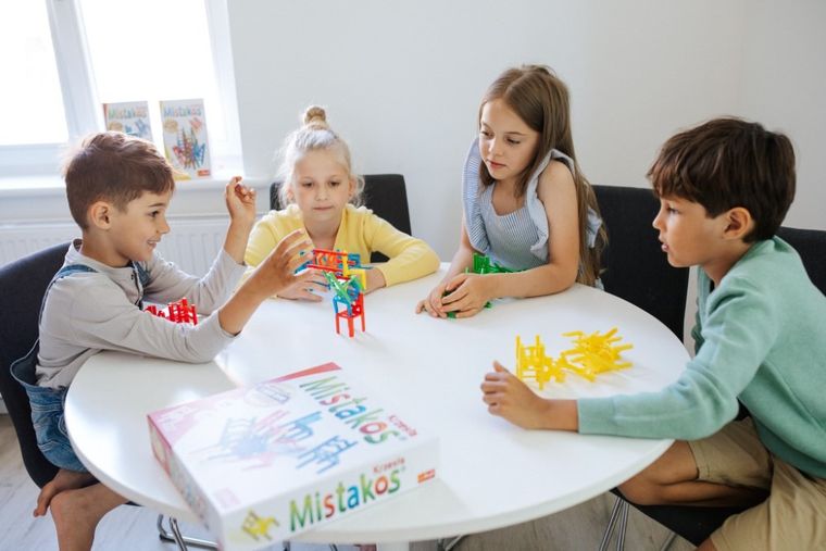 Trefl, Mistakos, Krzesła, gra zręcznościowa