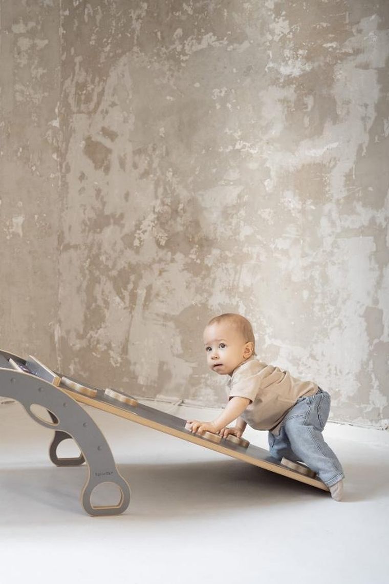 tupti.wood, 3w1: mały bujak montessori z uchwytami + mała zjeżdżalnia, chmurki + blat - szary