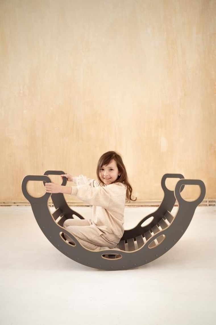 tupti.wood, duży bujak montessori z uchwytami, szary