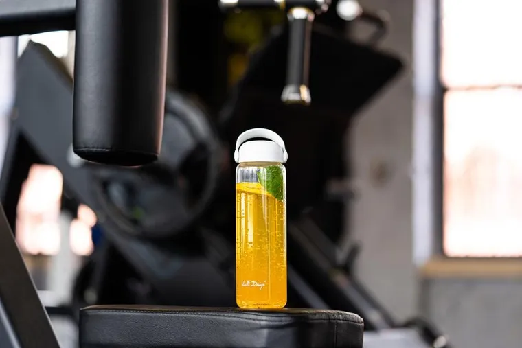 Vialli Design, Fuori, szklana butelka na wodę, biała, 540 ml