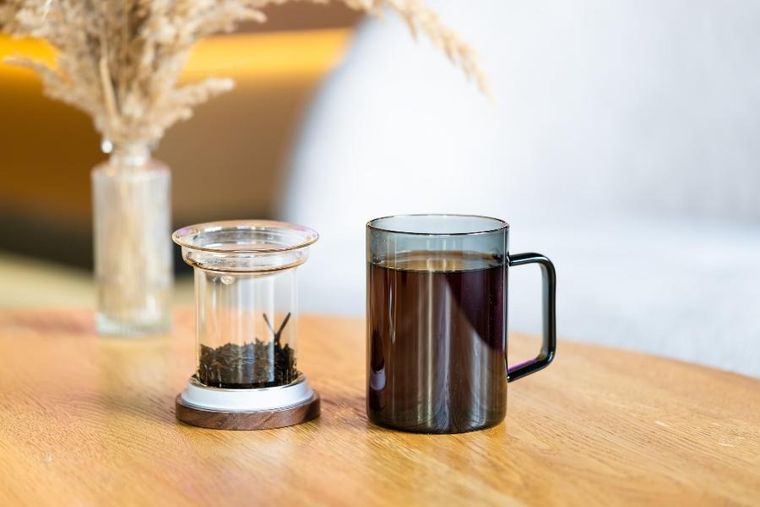 Vialli Design, szklanka z zaparzaczem Soho, 350 ml, grafitowa