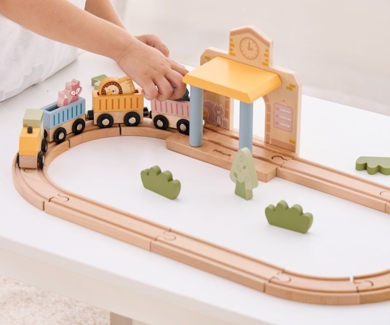 Viga, PolarB, drewniana kolejka z torami i stacją