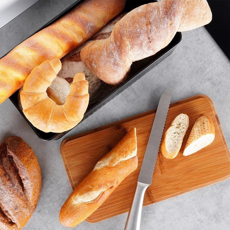 Vilde, chlebak metalowy z deską drewnianą, czarny, 33,5-18,5-12,5 cm