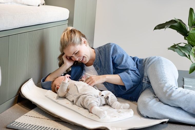 Voksi, Carry Me, wielofunkcyjna przenośna gondola z funkcją maty, zielona