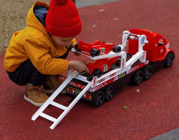 Wader, Magic Truck Action, ciężarówka laweta z bolidami wyścigowymi