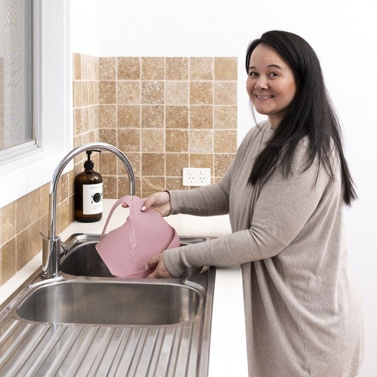 We Might Be Tiny, zestaw śliniaków silikonowych z kieszonką, różowy